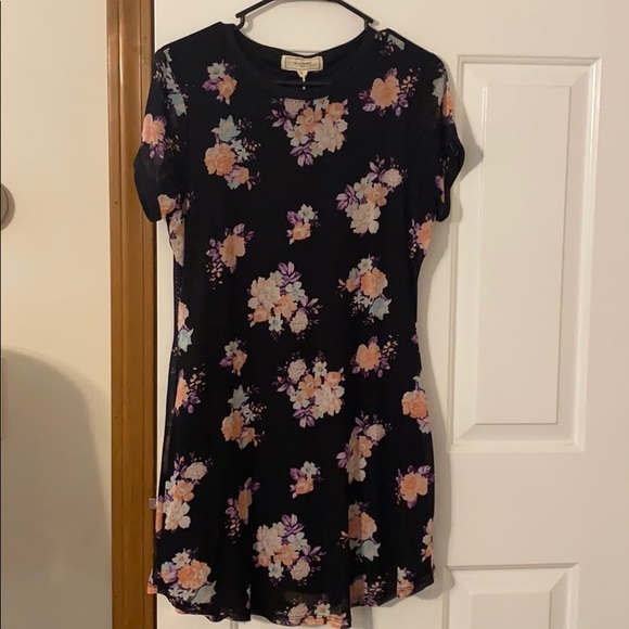No Comment Dresses & Skirts - 🌟FLORAL PRINT MINI T-SHIRT DRESS 🌺